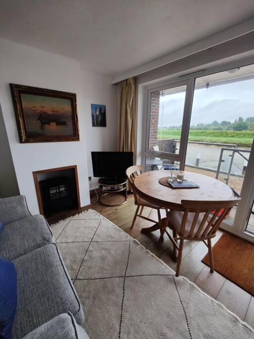 Stunning 1 Bedroom Apartment Over Looking River Rye Esterno foto